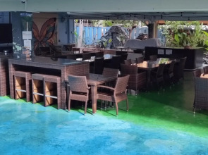 Waikiki Beachside Hostel