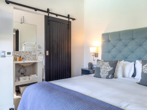 Whale Rock Luxury Lodge