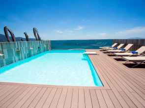 Holiday Beach Hotel Danang