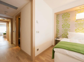 Отель Occidental Praha Five