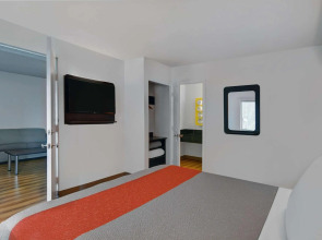 Motel 6 Cutler Bay, FL