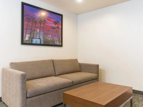 Holiday Inn Express & Suites Hollywood Walk Of Fame