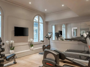 La Clef Louvre Paris by The Crest Collection