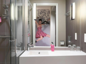 Moxy Edinburgh Airport