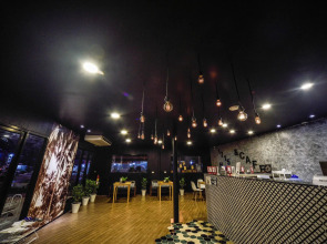 1715 House - White Rhino