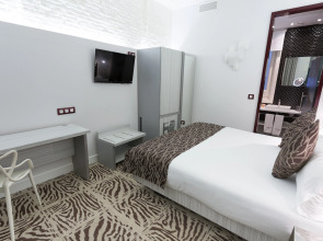 Petit Palace Lealtad Plaza