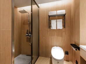 Ji Hotel (Shanghai Lujiabang Road Metro Station)