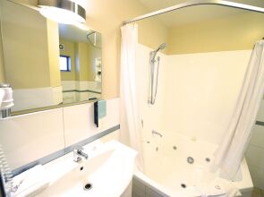 166 Majestic Court Motel