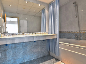 INTERNATIONAL Hotel Casino & Tower Suites