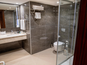 Grand Aras Hotel & Suites