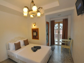 Side Walk Boutique Hotel