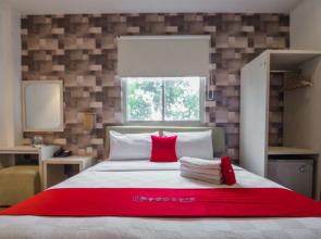 RedDoorz Plus near Mangga Besar Station 2