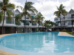 La Joliette Bungalow - Opposite Pereybere Beach