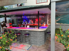 Cleopatra King Apart