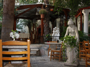 Kiniras Traditional Hotel & Restaurant