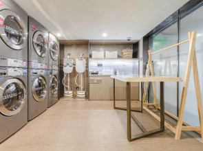 Ji Hotel (Shanghai Lujiabang Road Metro Station)