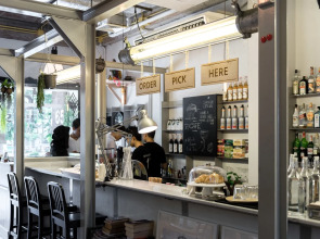 Good One Poshtel & Café Bar