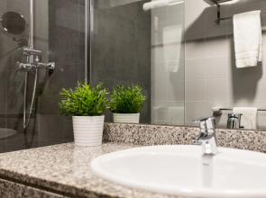 Отель Malcom and Barret