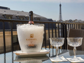 Hotel Raphael