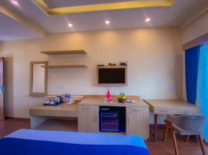 Majestic Lake Front Hotel & Suites