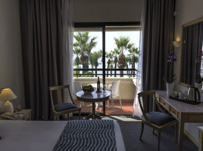 Palm Beach Hotel & Bungalows