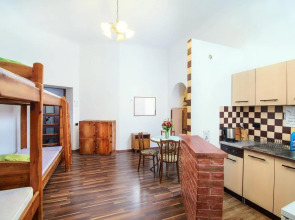 Hollywood Home Hostel