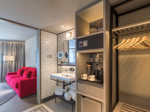 Отель Canopy by Hilton Madrid Castellana