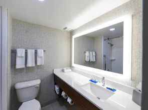 Holiday Inn Express Nashville Downtown - Broadway by IHG