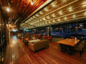 Voswos Garage Coffee & Hotel