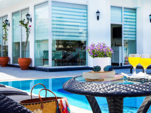 Aurasia SeaSide Hotel