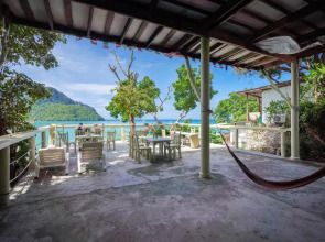 Phi Phi Cozy Seafront Resort