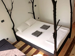 ArkaBarka Floating Hostel and Apartments