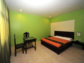 Hollywood Drive-In Hotel