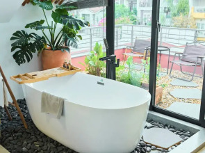 Kin Wander Tan Phong, The Moonage