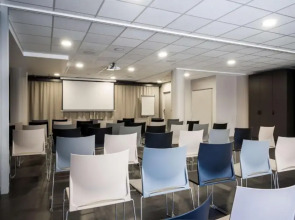 Best Western Plus Suitcase Paris La Defense