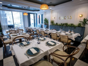 Queen's Court Hotel & Residence