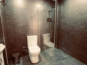 Cheers Midtown Hostel