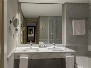 Отель Las Palmeras Affiliated by FERGUS 