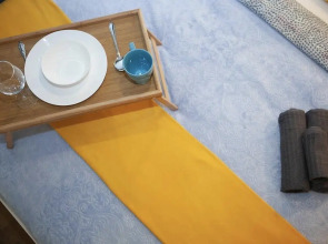 Диван и чемодан на улице Сибиряков-Гвардейцев