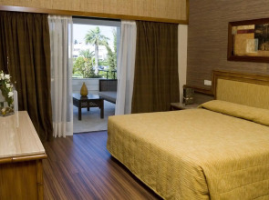 Palm Beach Hotel & Bungalows