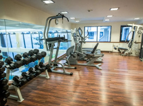 Queen's Court Hotel & Residence