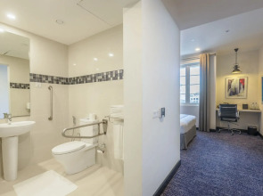 Fairway Colombo - Sri Lanka's First Hotel With Robot Technology