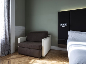 Petit Palace Lealtad Plaza