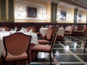 Отель Reina Cristina