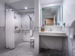 Beverly Hills Plaza Hotel & Spa