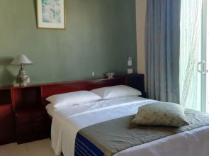 La Joliette Bungalow - Opposite Pereybere Beach