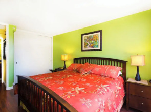 Waikiki Sunset Close to Beach with Parking