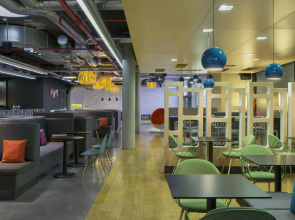 Отель Aloft Brussels Schuman