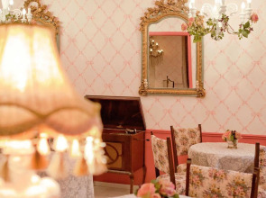 The Elliot - Adults only