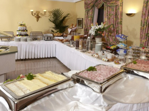 International au Lac Historic Lakeside Hotel